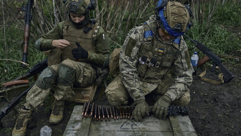 Ukrainische Soldaten bereiten ihre Munition an der Frontlinie nahe Wuhledar vor. Foto: Libkos/AP/dpa