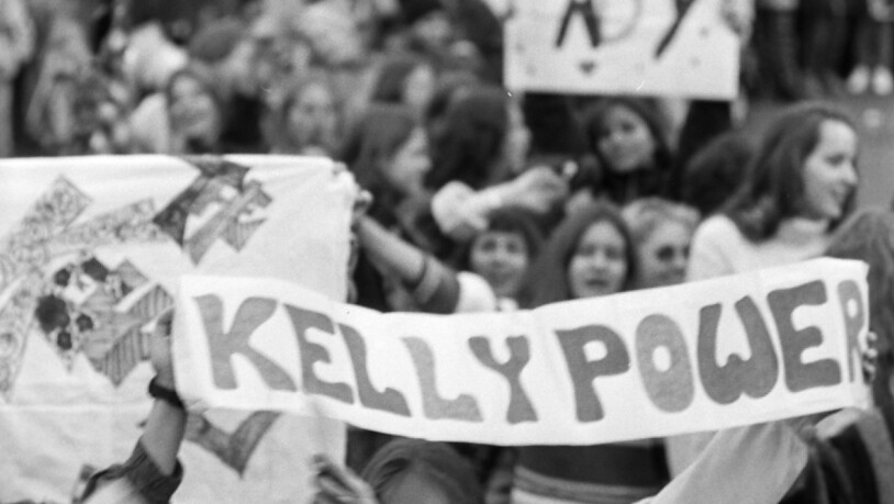 Fans vor der Festhalle in Bern warten auf den Einlass zum Kelly Family-Konzert. Aufgenommen im November 1991.