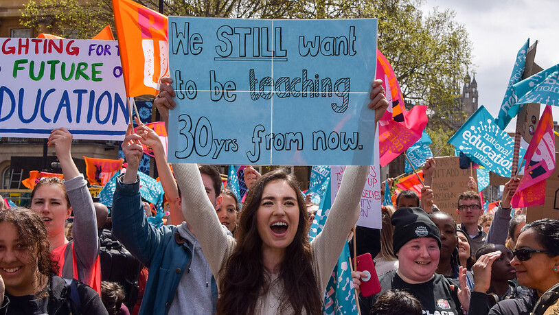 Demonstranten versammeln sich während der Proteste der «Nationalen Bildungsgewerkschaft» vor der Downing Street in Westminster, da sie ihre Streiks wegen der Gehälter fortsetzen. Die Mitglieder streiken in ganz Großbritannien im Rahmen des anhaltenden…