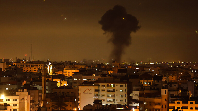 Rauch und Flammen steigen nach israelischen Luftangriffen über Gaza-Stadt auf. Foto: Mohammed Talatene/dpa