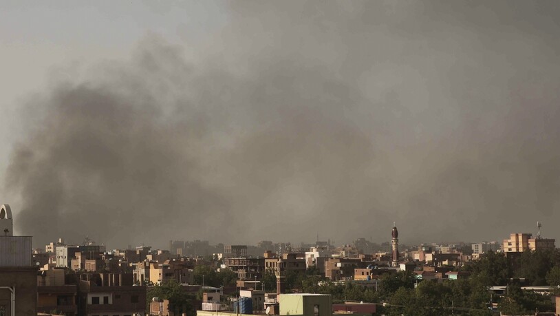 Rauch steigt am 29.04.2023 über Khartum auf. Foto: Marwan Ali/AP/dpa