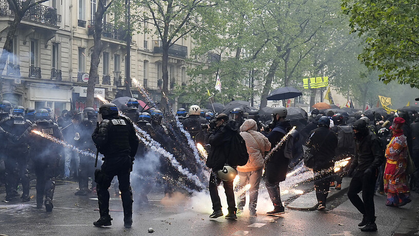 Seit Wochen protestieren Menschen aus ganz Frankreich gegen die geplante Rentenreform. Auch am 1. Mai gab es in Paris wieder Ausschreitungen....Ein Gegenstand explodiert zwischen Polizisten am Rande einer Demonstration am Tag der Arbeit. Französische…