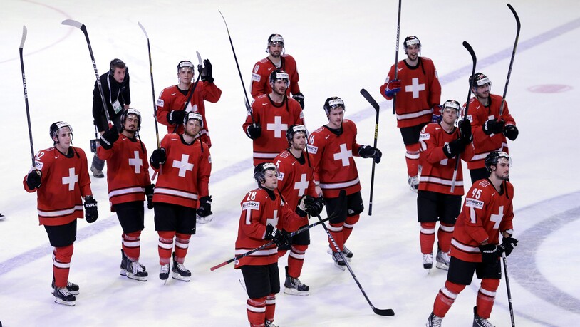 Bittersüss: Die Schweizer Spieler um Andres Ambühl feiern an der WM 2013 den Halbfinalsieg gegen die USA in Stockholm. Den Final verlieren die Schweizer gegen Gastgeber Schweden, trotzdem dürfen sich Ambühl und Co. über eine WM-Silbermedaille freuen.