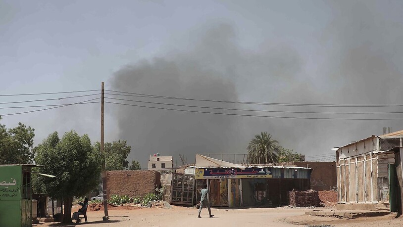 Rauch steigt über Khartum auf. Viele Menschen fliehen vor dem Konflikt im Sudan. Foto: Marwan Ali/AP/dpa