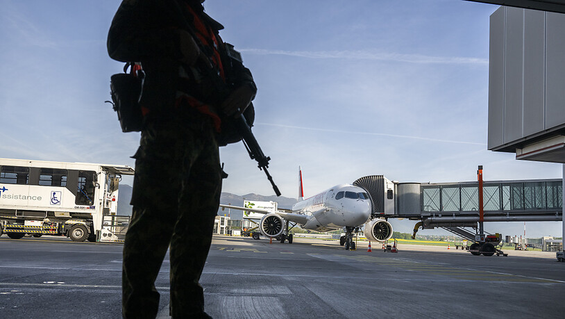 Ein Soldat der Schweizer Armee überwacht im Rahmen der Militärübung LUX 23 das Rollfeld des Genfer Flughafens.