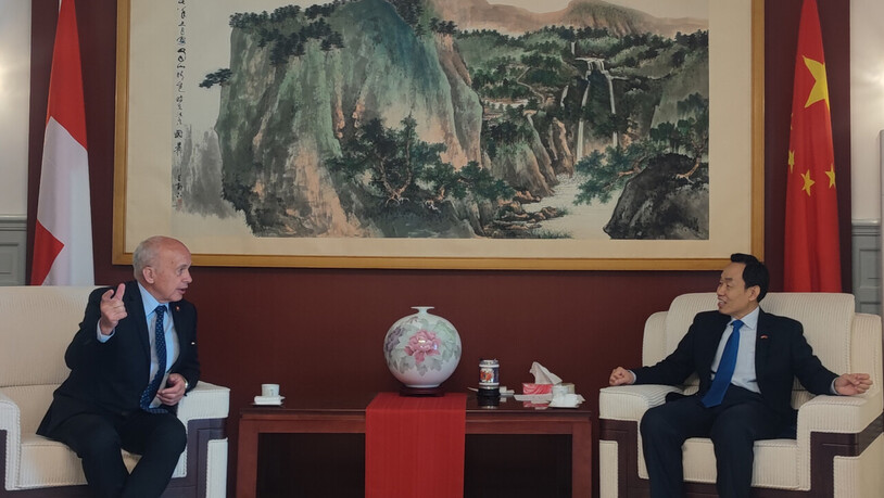 Umstrittener Besuch: Alt Bundesrat Ueli Maurer beim Treffen mit dem chinesischen Botschafter Wang Shihting am 12. April.