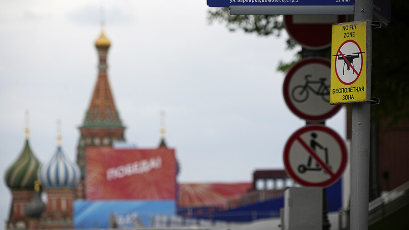 Ein Flugverbotsschild für Drohnen hängt auf dem leeren Roten Platz, der für die Vorbereitung der Siegesparade gesperrt ist. Russland wirft den USA vor, hinter dem Drohnen-Anschlag auf den Kreml zu stecken. Foto: Alexander Zemlianichenko/AP/dpa