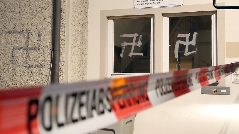 Hakenkreuze an einer Unterkunft für Flüchtlinge in Deutschland: Geht es nach dem Nationalrat, soll die Verwendung von Nazi-Symbolen künftig verboten werden. (Themenbild)