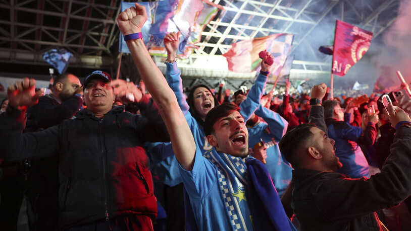 Über 50'000 Fans schauten sich den Match zwischen Udinese und Napoli im Stadio Diego Armando Maradona in Neapel auf Grossbildschirm an