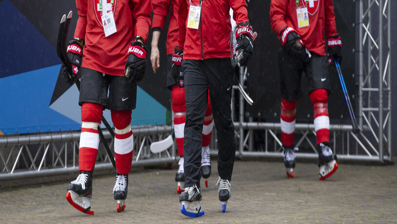 Allzeit bereit: Auch mit Corona-konformer Maske ist Ambühl (links) stets für die Schweizer Nationalmannschaft im Einsatz. So wie hier an der WM 2021 in Riga.