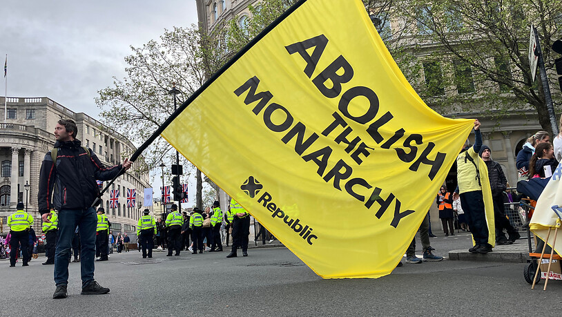 Menschen protestieren am Krönungstag in London gegen die Monarchie. Foto: Christoph Meyer/dpa