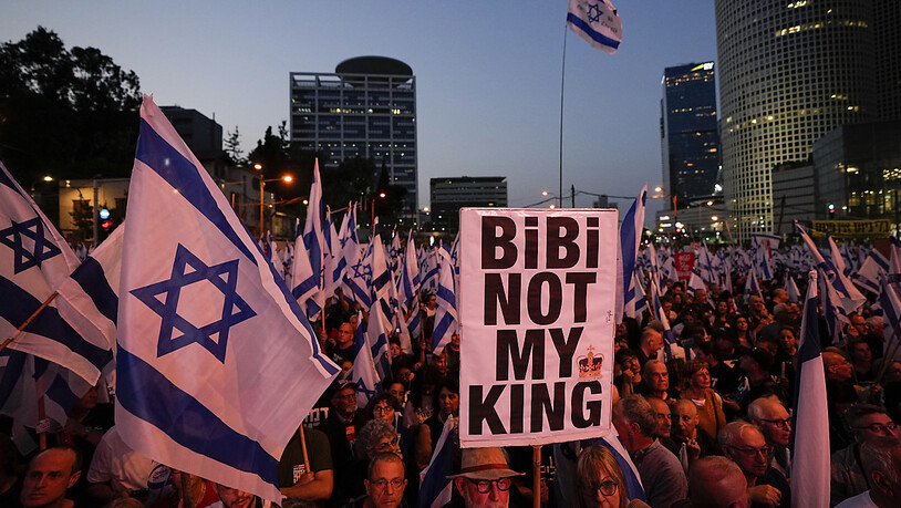 dpatopbilder - Israelis protestieren gegen die Pläne der Regierung von Premierminister Netanjahu, das Justizsystem zu reformieren. Foto: Ariel Schalit/AP/dpa