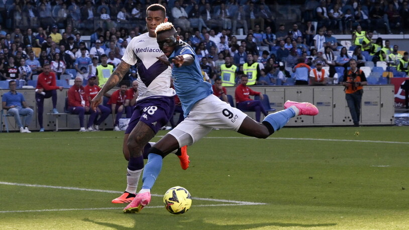 Napolis Toptorschütze Victor Osimhen (vorne) traf auch gegen die Fiorentina, die am Donnerstag im Halbfinal der Conference League auf den FC Basel trifft