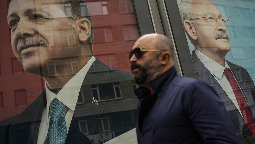 Ein Mann geht an Wahlkampfplakaten des derzeitigen türkischen Präsidenten, Recep Tayyip  Erdogan (l), und seinem Kontrahenten,  Kemal Kilicdaroglu, vorbei. Foto: Emrah Gurel/AP/dpa