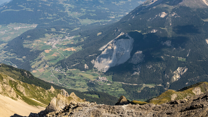 Zwei Millionen Kubikmeter: Ein grosses Felsvolumen droht in den nächsten ein bis drei Wochen oberhalb von Brienz/Brinzauls abzubrechen. 