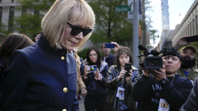 Die Autorin Jean Carroll verlässt das Gerichtsgebäude in Manhattan. Foto: John Minchillo/AP