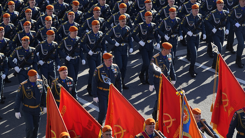 Russische Soldaten auf dem Roten Platz in Moskau. Foto: Alexander Zemlianichenko/AP/dpa