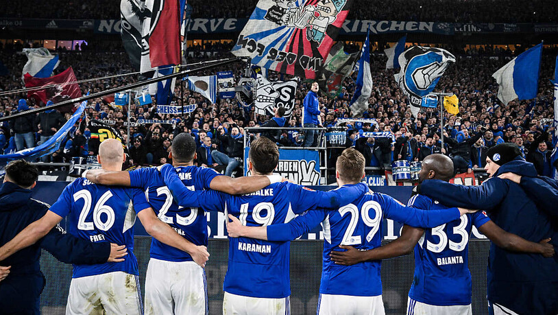 Der FC Schalke 04 mit dem Schweizer Stürmer Michael Frey (Nr. 26) tritt im Kampf gegen den Abstieg vereint auf