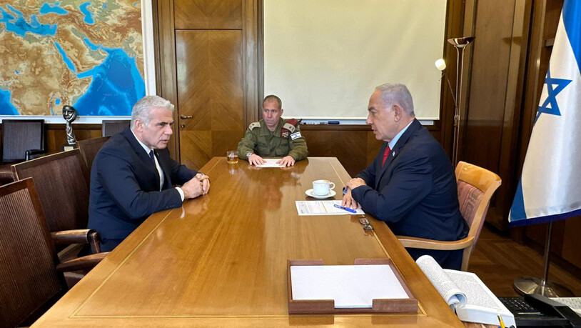 HANDOUT - Benjamin Netanjahu (r), Ministerpräsident von Israel, trifft Jair Lapid (l), Oppositionsführer von Israel, im Büro des Ministerpräsidenten. Foto: -/Gpo/dpa - Nutzung nur nach vertraglicher Vereinbarung