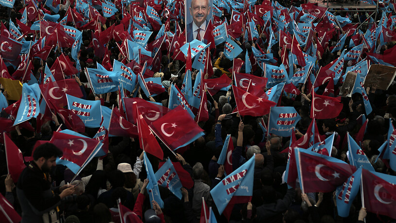 Menschen besuchen eine Wahlkampfveranstaltung des CHP-Vorsitzenden und Präsidentschaftskandidaten der Nationalen Allianz, Kilicdaroglu. Am 14. Mai finden in der Türkei die Parlaments- und Präsidentenwahlen statt. Foto: Khalil Hamra/AP