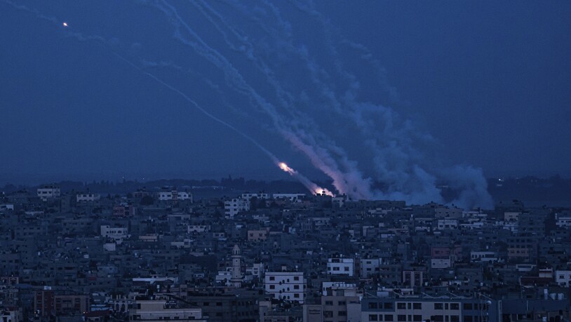 Raketen werden aus dem Gazastreifen in Richtung Israel abgefeuert. Foto: Fatima Shbair/AP/dpa
