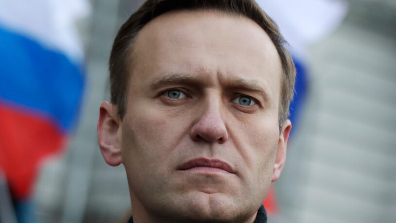 ARCHIV - Alexej Nawalny, Oppositionsführer aus Russland, nimmt an einem Gedenkmarsch für den Kremlkritiker Nemzow teil. Nawalny ist wohl zum 15. Mal in Einzelhaft verlegt worden. Foto: Pavel Golovkin/AP/dpa