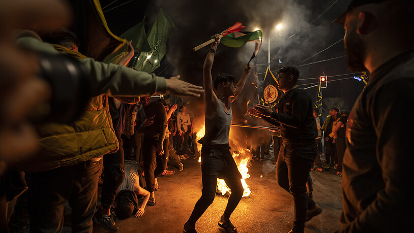 Palästinenser feiern die Ankündigung eines Waffenstillstands nach fünf Tagen der Kämpfe zwischen Israel und der militanten Gruppe Islamischer Dschihad in Gaza-Stadt. Foto: Fatima Shbair/AP/dpa