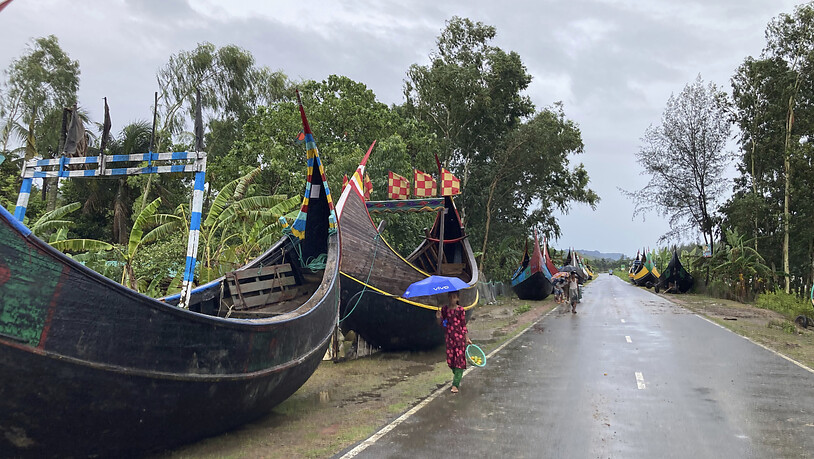 Boote sind entlang einer Straße in der Nähe der Küste abgestellt. Bangladesch und Myanmar bereiten sich auf den tropischen Wirbelsturm Mocha vor, der auf ihre Küstengebiete trifft. Die Behörden riefen Menschen in beiden Ländern auf, Schutz zu suchen…