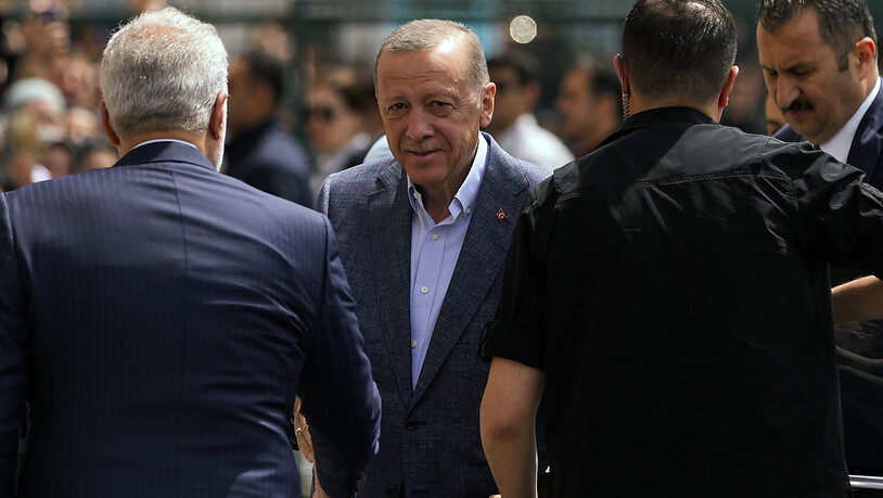 Der türkische Präsident Recep Tayyip Erdogan kommt zur Stimmabgabe in ein Wahllokal. Foto: Francisco Seco/AP/dpa
