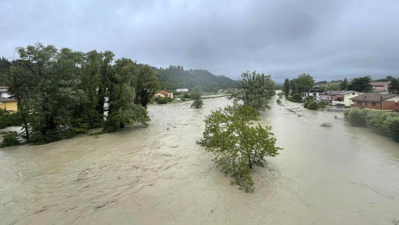 Viele Flüsse sind in Folge des Regens über die Ufer getreten, wie hier der Savio in Cesena.. Foto: Uncredited/LaPresse/AP/dpa