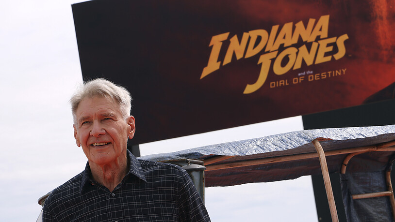 Harrison Ford lächelt beim Fototermin für den Film «Indiana Jones and the Dial of Destiny» bei den 76. Internationalen Filmfestspielen in Cannes. Foto: Vianney Le Caer/Invision/AP/dpa
