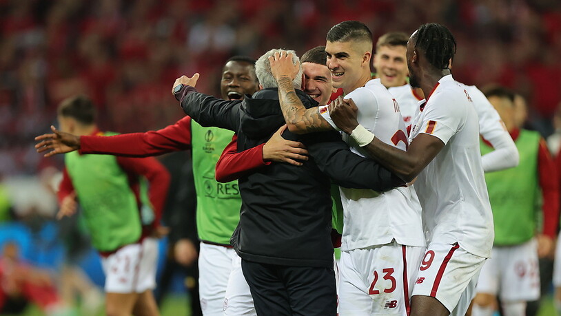 Die AS Roma jubelt mit Trainer José Mourinho