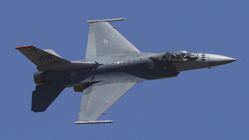 ARCHIV - Die USA wollen die Lieferung von Kampfjets des Typs F-16 an die Ukraine ermöglichen. Foto: Aijaz Rahi/AP/dpa