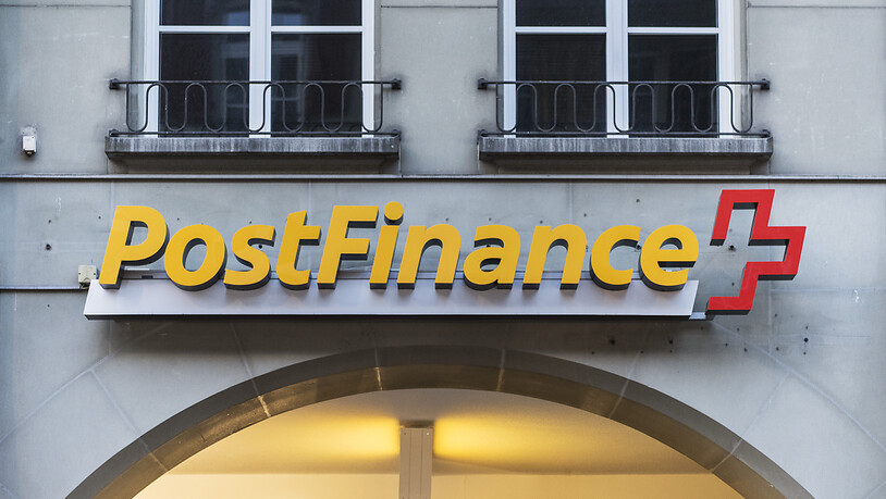Das Logo der Postfinance an deren Filiale an der Aarbergergasse in Bern. (Archivbild)
