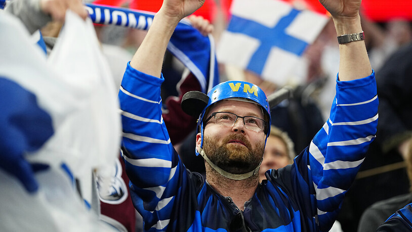 Können wieder mit dem Viertelfinal planen: Die Fans von Titelverteidiger und Olympiasieger Finnland im WM-Hauptort Tampere