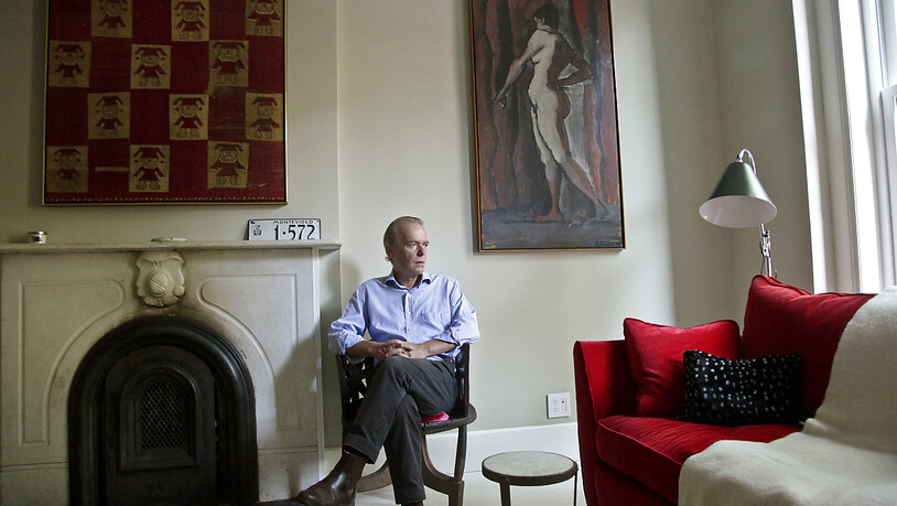 ARCHIV - Der britische Schriftsteller Martin Amis posiert im Wohnzimmer seines neuen Hauses im New Yorker Stadtbezirk Brooklyn. Foto: Bebeto Matthews/AP