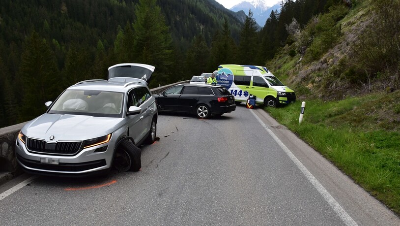 Seitlich-frontal kollidiert: Zwei Autos auf der Albulastrasse in Bergün.