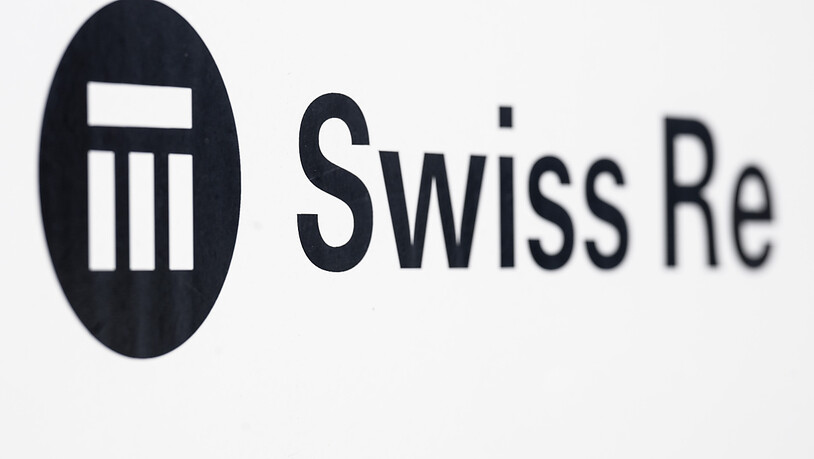 Firmen-Logo des Rückversicherers Swiss Re an dessen Hauptsitz in Zürich. (Archivbild)