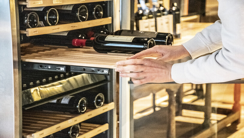 Einräumen und sortieren der Angebote im Weinschrank. 