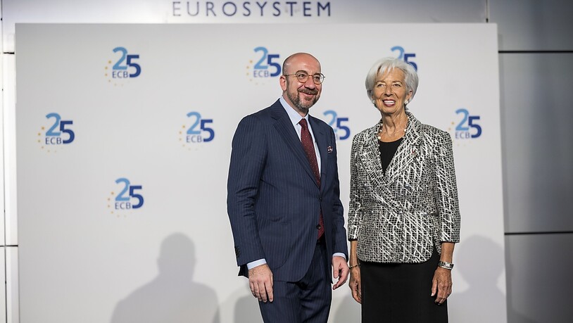 In Festlaune: EZB-Präsidentin Christine Lagarde begrüsst EU-Ratspräsident Charles Michel anlässlich des 25-jährigen Bestehens der Europäischen Zentralbank (EZB).