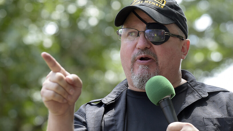 dpatopbilder - ARCHIV - Stewart Rhodes, Gründer rechtsextremen Miliz «Oath Keepers», spricht während einer Kundgebung vor dem Weißen Haus. Foto: Susan Walsh/AP/dpa