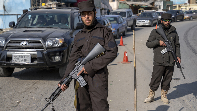 ARCHIV - Taliban-Kämpfer stehen Wache in Kabul. (Archivbild) Foto: Ebrahim Noroozi/AP/dpa