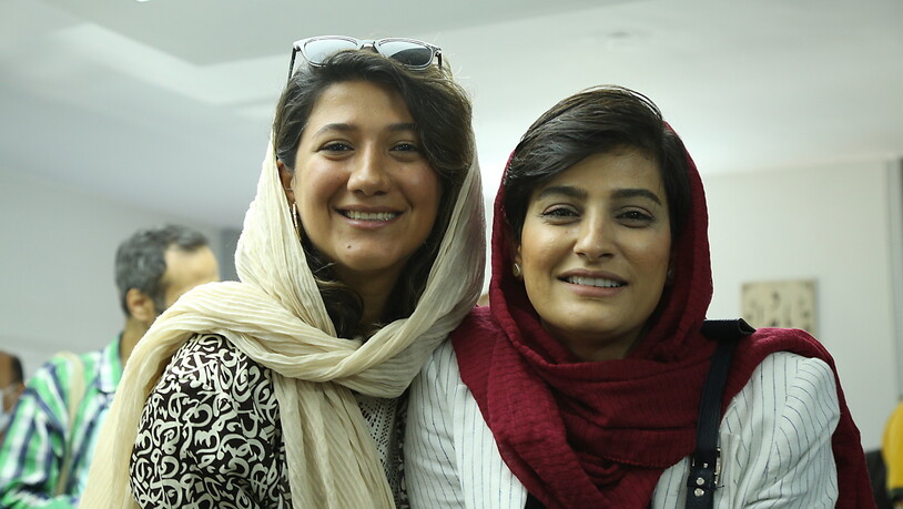 ARCHIV - Die Journalistinnen Nilufar Hamedi (l) und Elaheh Mohammadi (r). Die Frauen waren unter den Ersten, die über den Tod der Kurdin Amini berichteten, der eine massive Protestwelle im Iran auslöste. Foto: Mehrdad Aladin/dpa