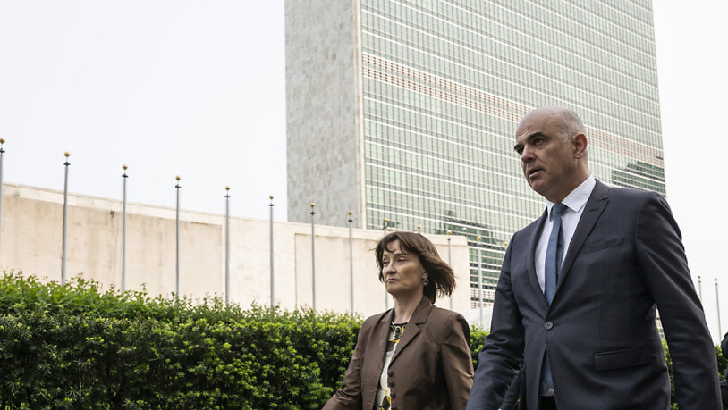 Bundespräsident Alain Berset (rechts) mit der Schweizer Botschafterin bei den Vereinten Nationen in New York, Pascale Baeriswyl, vor dem Uno-Hauptgebäude am East River, 42nd Street Midtown Manhattan.