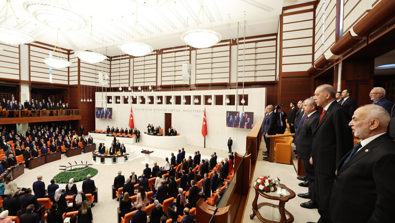 Recep Tayyip Erdogan (2.v.r), Staatspräsident der Türkei, nimmt an der Zeremonie der Vereidigung der Parlamentsabgeordneten der 28. Sitzung teil. Die Abgeordneten legten am Freitag in der Volksvertretung in Ankara ihre Amtseide ab. Foto: Turkish…