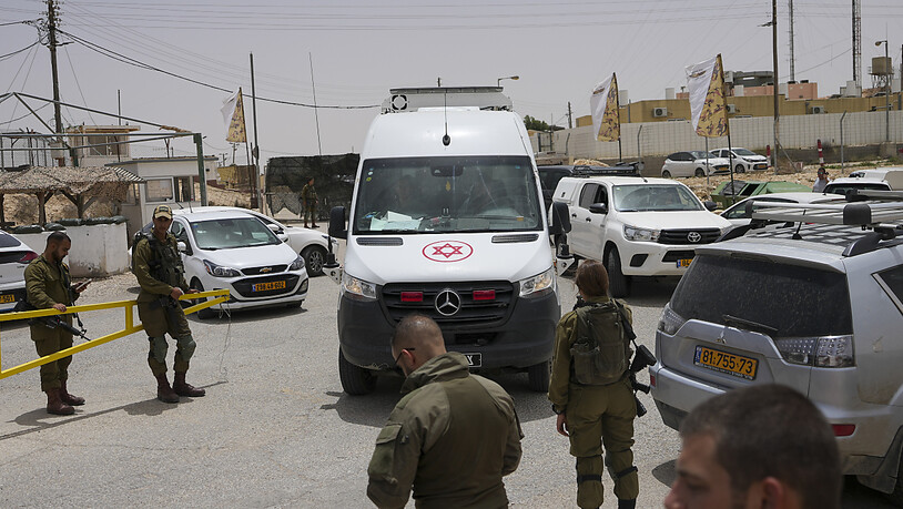 Ein Krankenwagen verlässt nach einem tödlichen Angriff an der Grenze zu Ägypten einen Militärstützpunkt. Foto: Tsafrir Abayov/AP/dpa