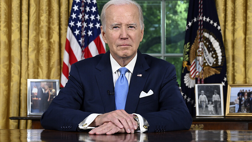 Joe Biden, Präsident der USA, hält im Oval Office des Weißen Hauses inne, bevor er sich an die Nation wendet. Foto: Jim Watson/Pool AFP/AP/dpa