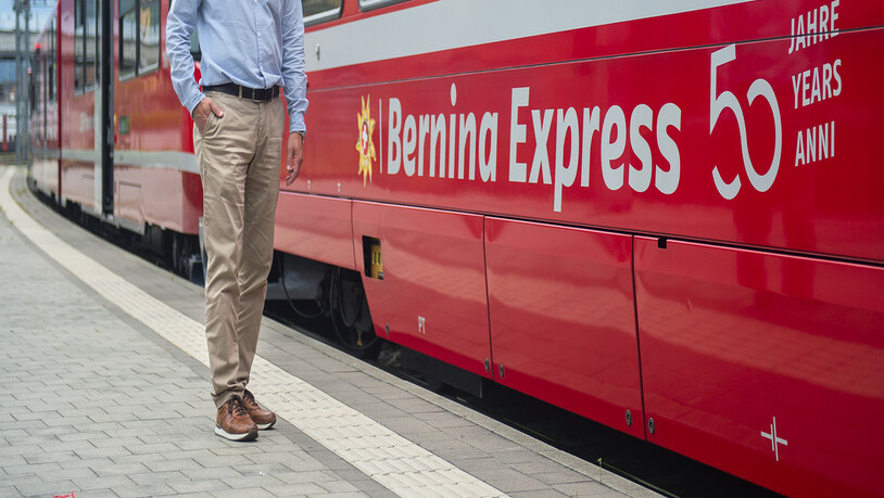 Der Bernina Express von Chur nach Tirano gehört zu den berühmtesten Zügen der Welt. Nun feiert der Bündner Dauerbrenner das 50 jährige Jubiläum. Ursprünglich sei eigentlich alles anders geplant gewesen, wie Piotr Caviezel, Leiter Vertrieb der Bündner Staatsbahn, verrät.