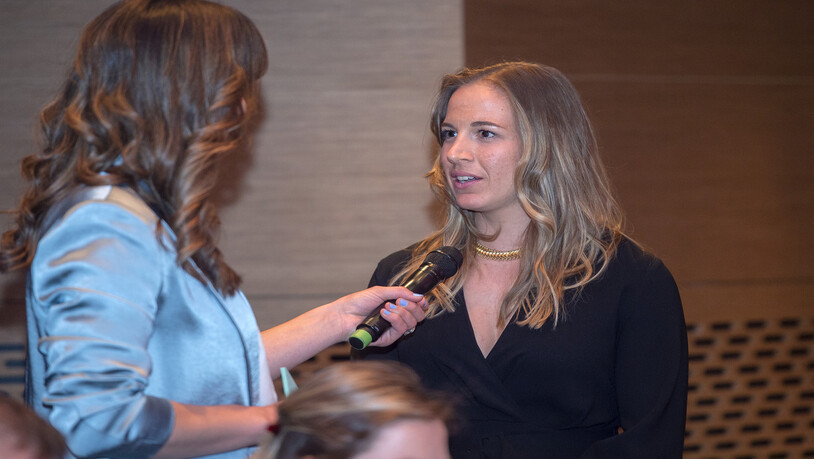 Im Rampenlicht: Moderatorin Oceana Galmarini (links) interviewt Skirennfahrerin Jasmine Flury.