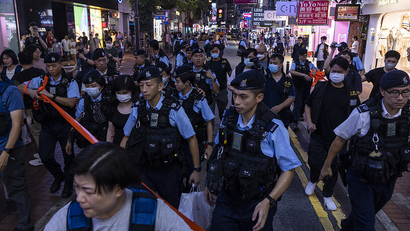 Polizeibeamte nehmen am Vorabend des 34. Jahrestages des Massakers auf dem Platz des Himmlischen Friedens einen Bürger im Stadtteil Causeway Bay mit. Foto: Louise Delmotte/AP